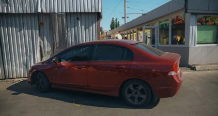 У Дніпрі на Калиновій автівка наїхала на жінку та влетіла у магазин (ФОТО)