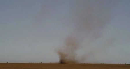 Під Дніпром помітили величезний пиловий вихор (ВІДЕО)
