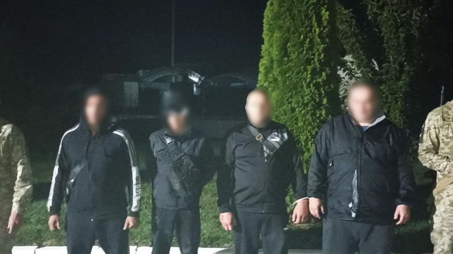 Двоє жителів Дніпропетровщини намагалися переплисти Тису на гумовому човні (ВІДЕО)