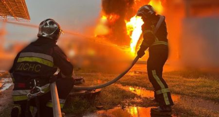 У Дніпровському районі внаслідок ворожої атаки спалахнула пожежа на приватному подвір’ї