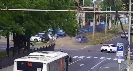 На центральном проспекте Днепра вітомобиль после столкновения выбросило на трамвайные пути (ВИДЕО)