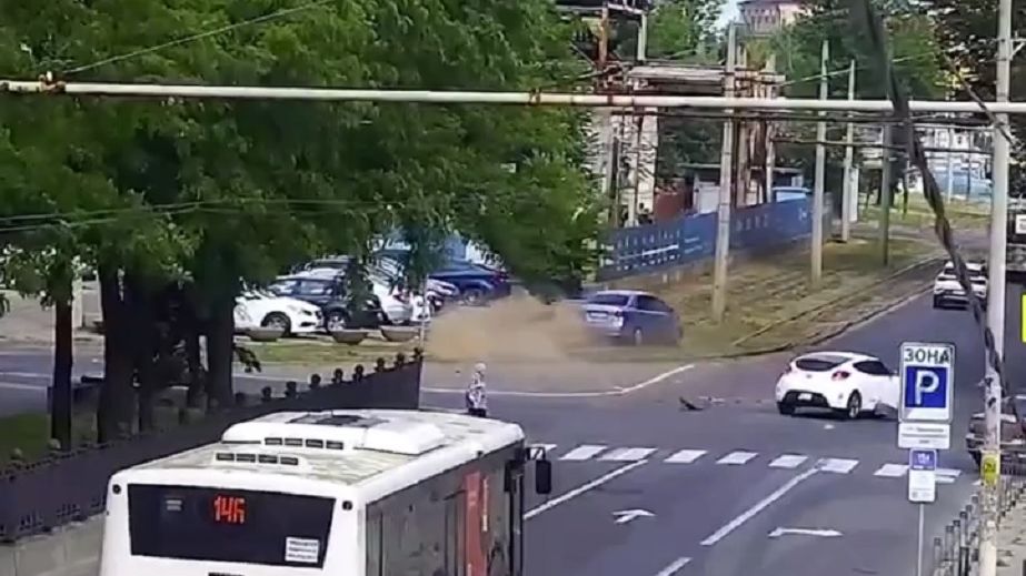 На центральному проспекті Дніпра автівку після зіткнення викинуло на трамвайну колію (ВІДЕО)