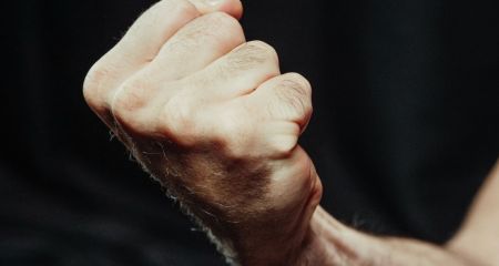 В центре Днепра парень ударил девушку в лицо (ВИДЕО)