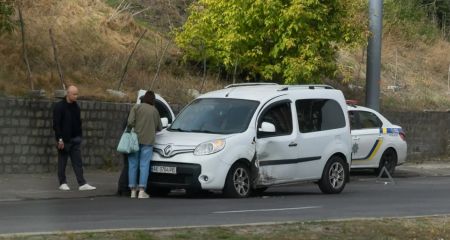 В Днепре на Набережной Победы столкнулись два автомобиля (ФОТО)