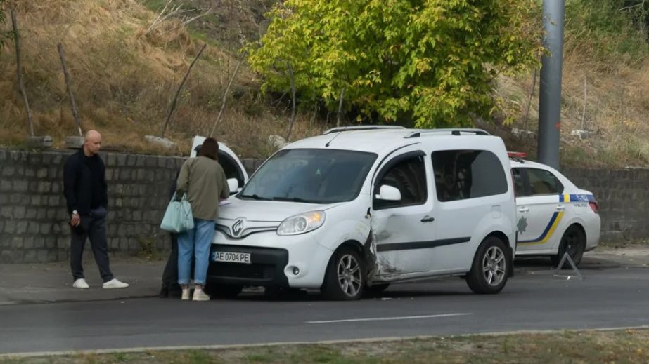 В Днепре на Набережной Победы столкнулись два автомобиля (ФОТО)