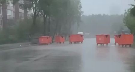 В Каменском под дождем перегородило дорогу мусорными баками