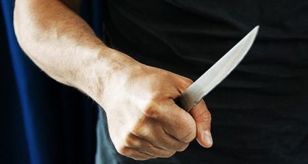 Вдарив ножем та кинув помирати: у Дніпрі чоловік намагався вбити власну матір