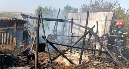 В Днепровском районе вспыхнул сарай
