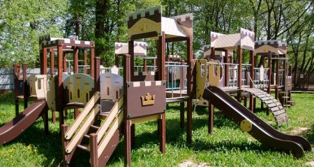 В Приднепровске ребенок едва не травмировал спину о саморезы на детской площадке (ФОТО)