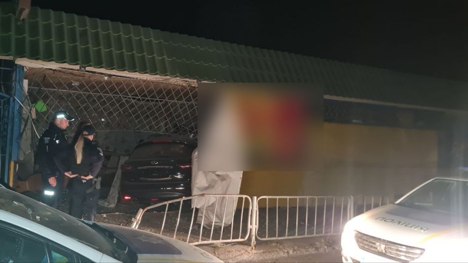 З'явилось відео моменту, як п'яний водій в'їхав в будівлю кафе у Дніпрі