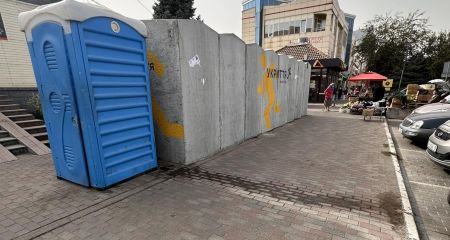 Протекает биотуалет: днепряне жалуются на вонь у популярного ТЦ