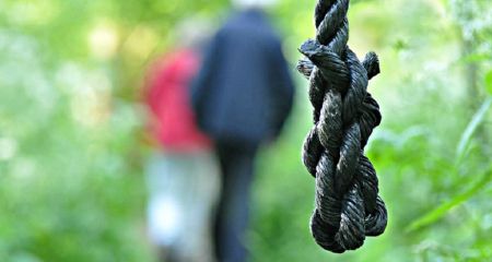 В Днепре мужчина покончил с собой прямо в подъезде дома
