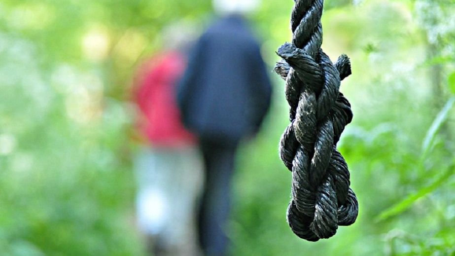 В Днепре мужчина покончил с собой прямо в подъезде дома