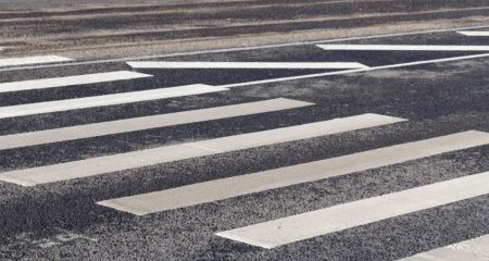 У Дніпрі пішохід переходив дорогу на зебрі сидячи (ВІДЕО)