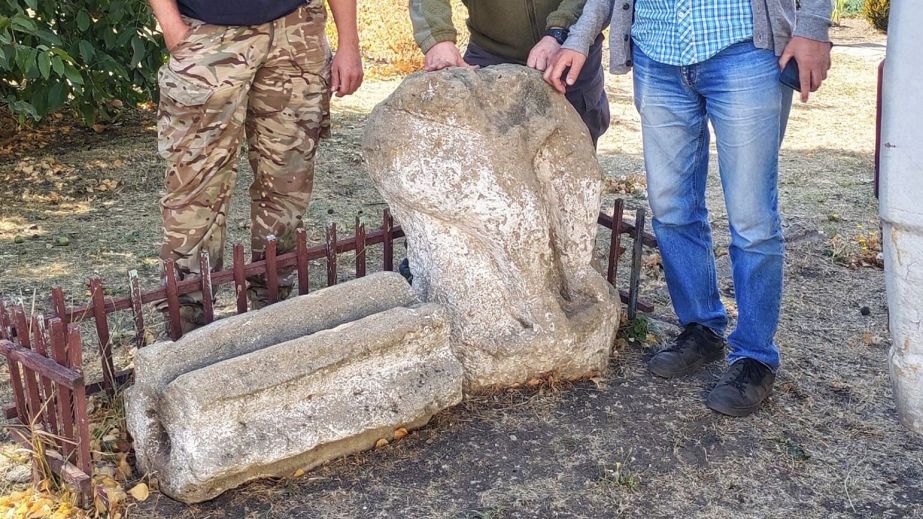 До Дніпра із зони бойових дій евакуювали половину цінної "кам'яної баби"