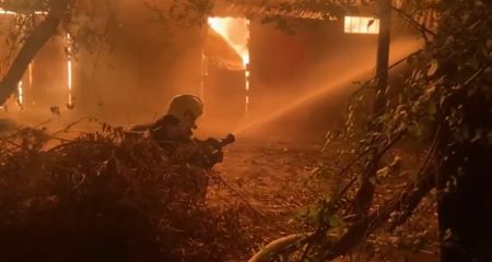 Надзвичайники показали, як гасили палаючий сарай вночі у Дніпрі (ВІДЕО)