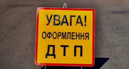 У Дніпрі на Передовій автівка влетіла у стовп