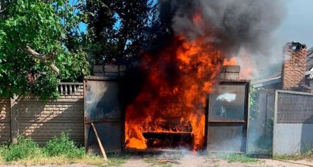 В Кривом Роге горел гараж и автомобиль