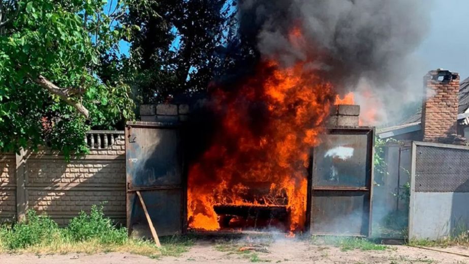 У Кривому Розі горів гараж та автомобіль