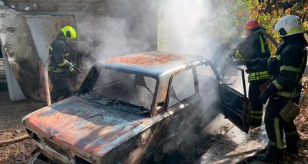 У Дніпровському районі вщент згорів автомобіль на подвір'ї