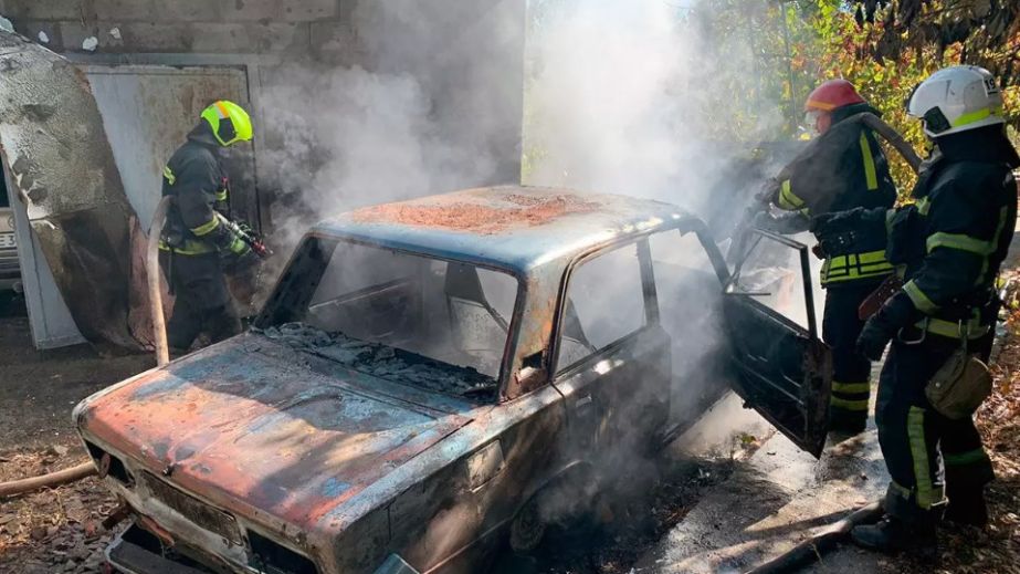 У Дніпровському районі вщент згорів автомобіль на подвір'ї