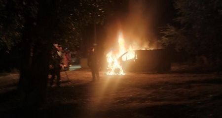 Вночі у Дніпрі вщент згорів автомобіль військового (ФОТО, ВІДЕО)