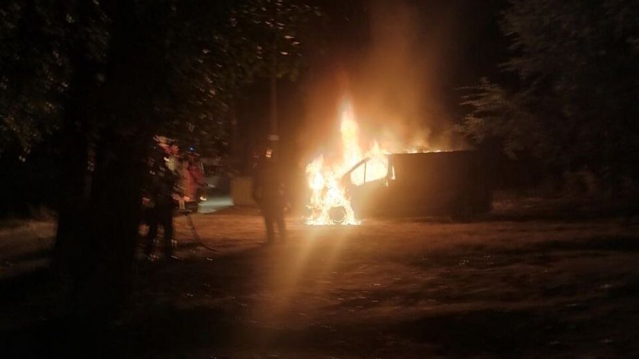 Вночі у Дніпрі вщент згорів автомобіль військового (ФОТО, ВІДЕО)