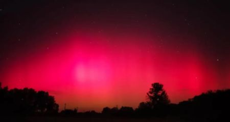 Северное сияние над Днепром: небо окрасилось в розовый цвет (ФОТО)
