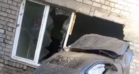 У Кам’янському автомобіль перелетів через паркан і врізався у будівлю (ВІДЕО)