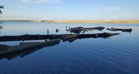 Після падіння води у Дніпрі "виринув" затонулий пароплав