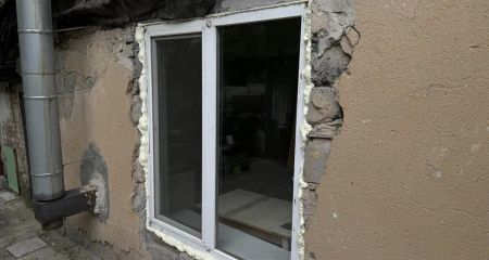 В Днепре восстанавливают дома после вражеского обстрела