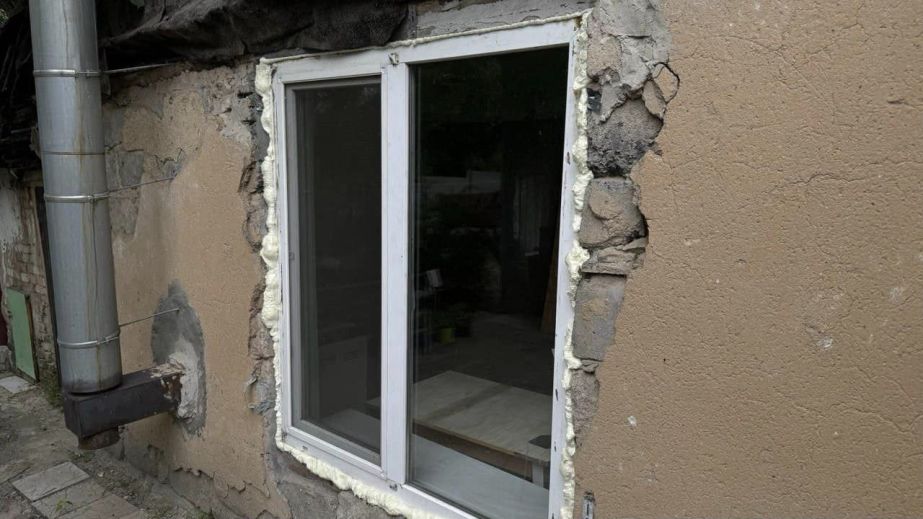 У Дніпрі відновлюють будинки після ворожого обстрілу