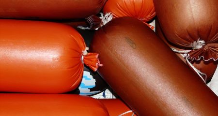 В Днепре неизвестные под открытым небом выбросили кучу просроченных продуктов (ФОТО)