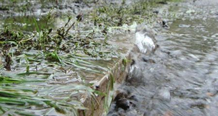 В Днепре на Орлиной по детской площадке струится вода из коллектора (ВИДЕО)
