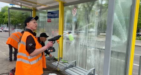 Специальный пистолет и скребки против граффити: Как в Днепре чистят остановки транспорта