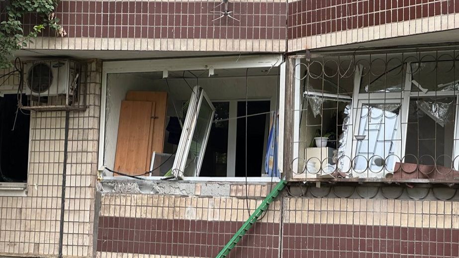 Под окна прилетел горящий автомобиль: Жительница Кривого Рога рассказала о ракетном ударе (ВИДЕО)
