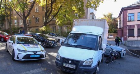 У Дніпрі на Крутогірному узвозі "ГАЗель" зіткнулась з мотоциклом (ФОТО)
