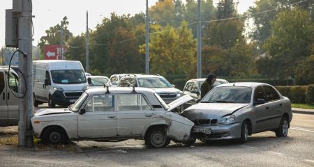 В Днепре на Солнечной Набережной дорогу не поделили два автомобиля, движение затруднено (ФОТО)