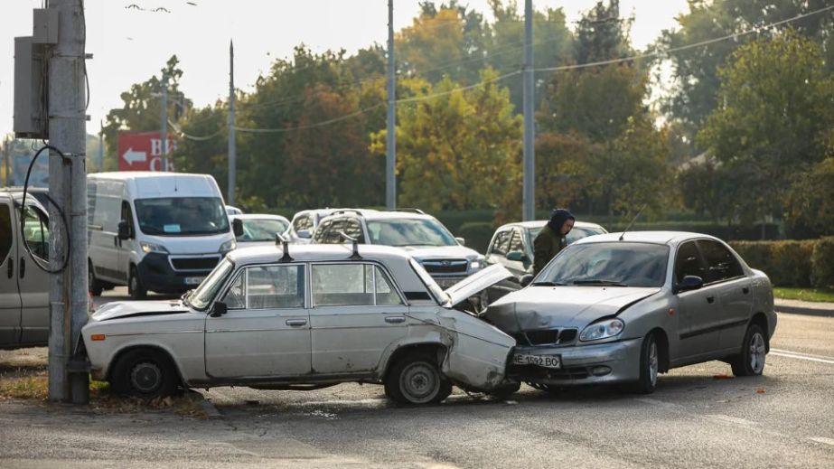 В Днепре на Солнечной Набережной дорогу не поделили два автомобиля, движение затруднено (ФОТО)