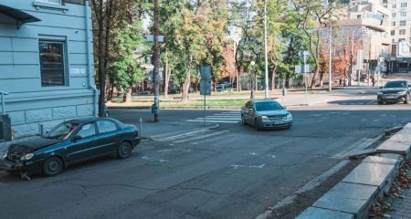 В Днепре на Яворницкого в результате ДТП автомобиль перевернулся на бок (ФОТО, ВИДЕО)