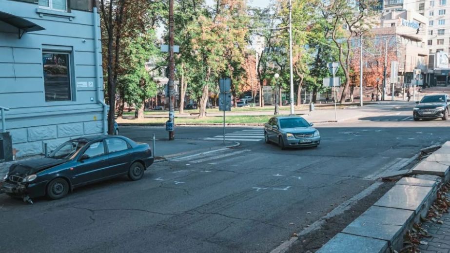 В Днепре на Яворницкого в результате ДТП автомобиль перевернулся на бок (ФОТО, ВИДЕО)