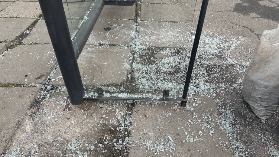 В Кривом Роге неизвестный разбил стекло остановки (ФОТО)