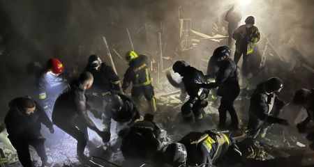 Спасатели показали, как в первые часы после ракетного удара доставали людей из-под завалов в Днепре (ВИДЕО)