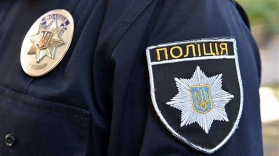 На Синельниковщине в поле нашли тело мужчины: полиция устанавливает личность (ФОТО)