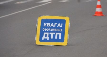 На Набережній Перемоги авто виїхало на відбійник: утворюється величезний затор (ФОТО, ВІДЕО)