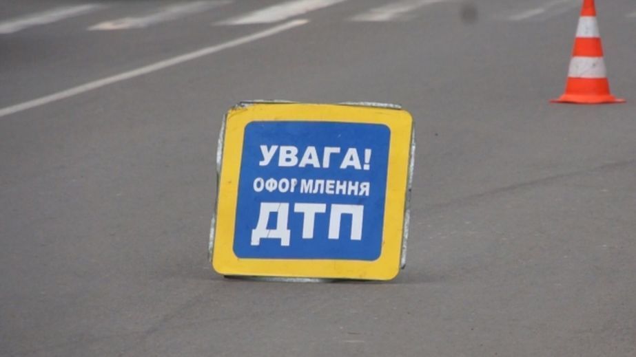 На Набережній Перемоги авто виїхало на відбійник: утворюється величезний затор (ФОТО, ВІДЕО)