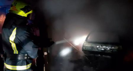 У Кривому Розі спалахнула пожежа у гаражі з автівкою всередині