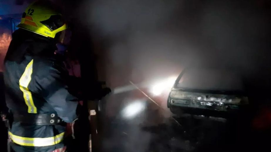 У Кривому Розі спалахнула пожежа у гаражі з автівкою всередині