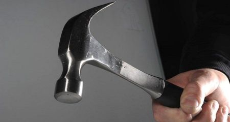 У Павлограді чоловік не порозумівся з сусідом та побив його молотком