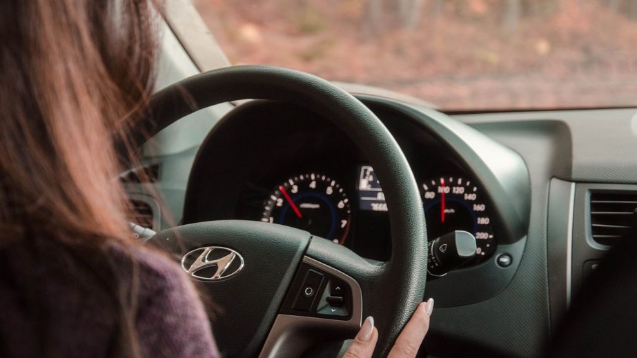 Викрала автомобіль та тікала від патрульних: у Дніпрі дівчина-підліток скоїла ДТП